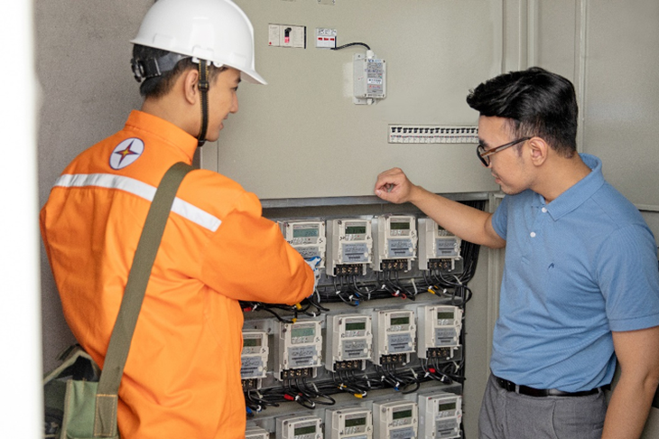 Chính sách mới về cải cách tiền lương, điều chỉnh giá điện trong tháng 5- Ảnh 1. Nhân viên điện lực Hà Nội kiểm tra công tơ với khách hàng - Ảnh: EVN Hà Nội