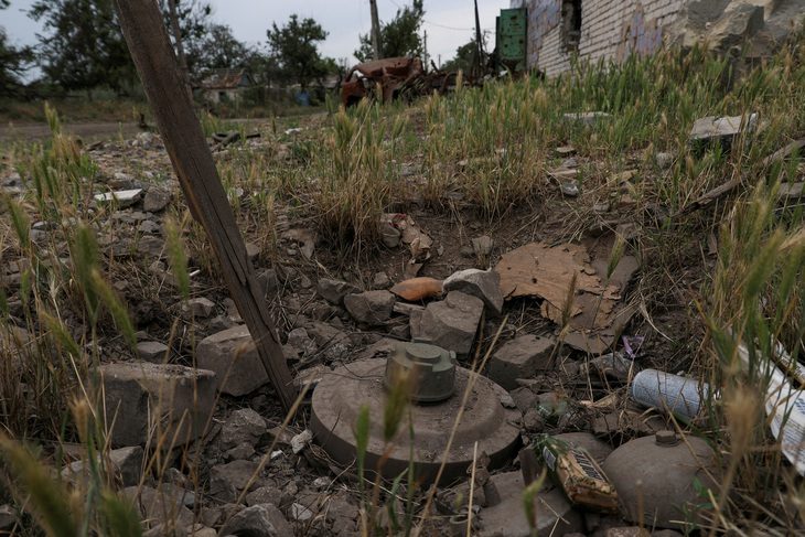 Mìn chống tăng ở làng Neskuchne, vùng Donetsk, Ukraine, ngày 8-7 - Ảnh: REUTERS Mìn chống tăng ở làng Neskuchne, vùng Donetsk, Ukraine, ngày 8-7 - Ảnh: REUTERS