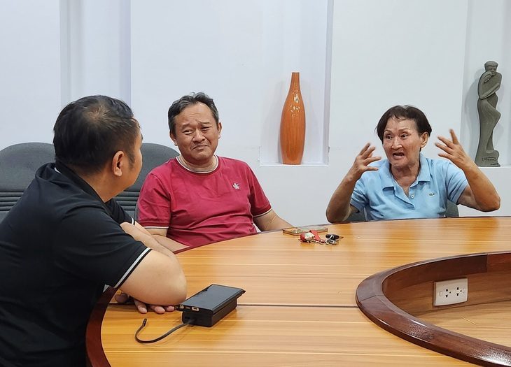 Chủ căn nhà nghi bị thông đồng đấu giá rẻ mạt tại quận 7: 'Tôi muốn hủy kết quả đấu giá'- Ảnh 1. Bà Lâm Thị Kim Chi và con trai trao đổi với Tuổi Trẻ Online về nỗi ấm ức trong vụ việc có dấu hiệu thông đồng đấu giá căn nhà của bà - Ảnh: ĐAN THUẦN